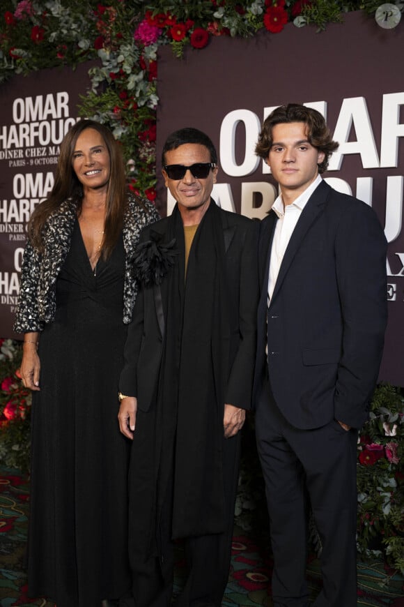 Omar Harfouch avec Nathalie Marquay-Pernaut et son fils Tom au photocall de la soirée Omar Harfouch "Dîner chez Maxim's" à Paris le 9 octobre 2024. © Perusseau / Tribeca / Bestimage