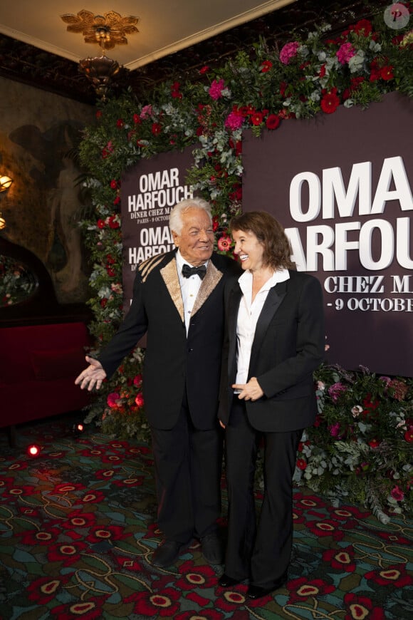 Massimo Gargia, Anne Roumanoff au photocall de la soirée Omar Harfouch "Dîner chez Maxim's" à Paris le 9 octobre 2024. © Perusseau / Tribeca / Bestimage