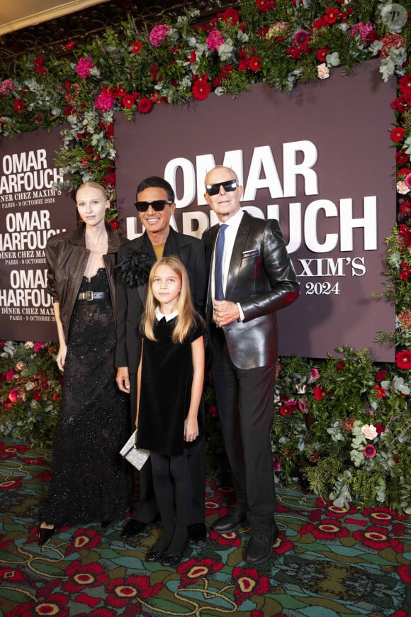 Omar Harfouch, sa femme Yulia Lobova et leur fille Gustavia avec Jean-Claude Jitrois au photocall de la soirée Omar Harfouch "Dîner chez Maxim's" à Paris le 9 octobre 2024. © Perusseau / Tribeca / Bestimage