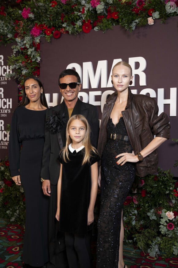 Najwa (fille de O.Harfouch), Omar Harfouch, sa femme Yulia Lobova et leur fille Gustavia au photocall de la soirée Omar Harfouch "Dîner chez Maxim's" à Paris le 9 octobre 2024. © Perusseau / Tribeca / Bestimage