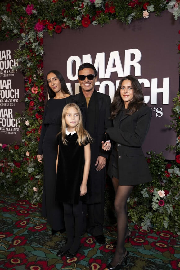 Une belle soirée qu'Omar Harfouch a organisé pour remercier ses invités d'être venus à son concerto pour la Paix.
Omar Harfouch avec ses trois filles Najwa, Gustavia et Estelle au photocall de la soirée Omar Harfouch "Dîner chez Maxim's" à Paris le 9 octobre 2024. © Perusseau / Tribeca / Bestimage