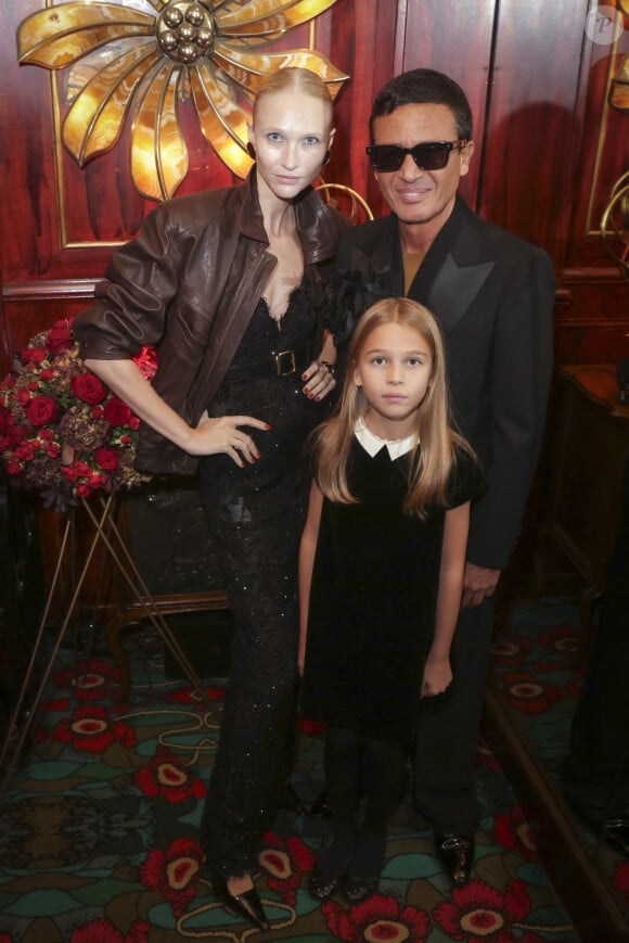 Omar Harfouch, sa femme Yulia Lobova et leur fille Gustavia lors de la soirée Omar Harfouch "Dîner chez Maxim's" à Paris le 9 octobre 2024.© Perusseau / Tribeca / Bestimage