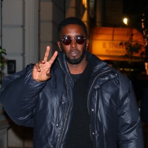 Sean Combs fume un joint dans les rues de New York le 19 octobre 2022. 