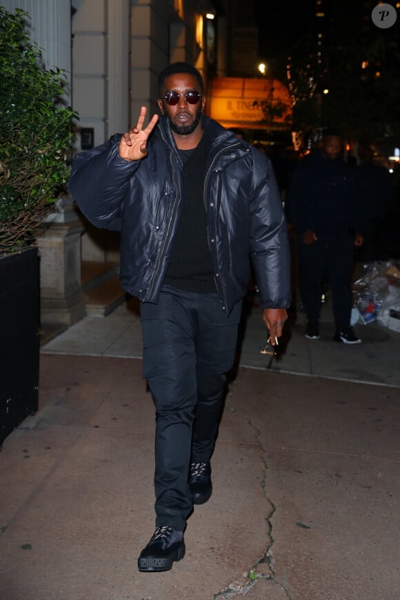 Sean Combs fume un joint dans les rues de New York le 19 octobre 2022. 