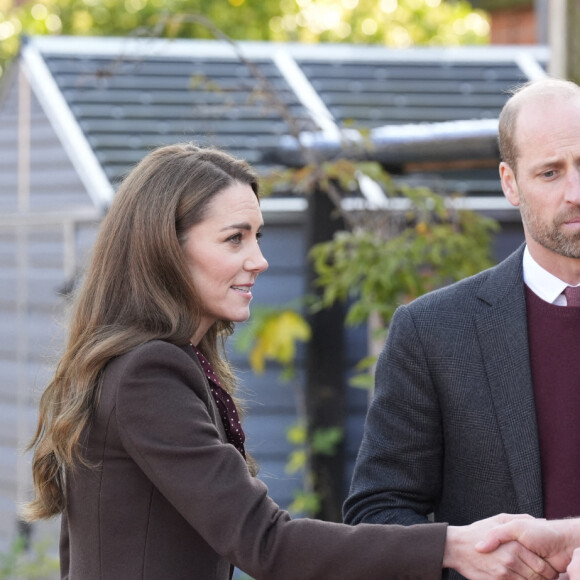 Le Prince et la Princesse de Galles rencontrent un secouriste de l'Air Ambulance lors d'une visite au centre communautaire de Southport pour rencontrer les secouristes et les familles des victimes de l'attaque au couteau de Southport au début de l'année. Bebe King, six ans, Elsie Dot Stancombe, sept ans, et Alice da Silva Aguiar, neuf ans, sont mortes après une attaque massive au couteau lors d'un cours de danse sur le thème de Taylor Swift dans la ville du Merseyside le 29 juillet. Southport, Royaume-Uni, le 10 octobre 2024. Photo par Danny Lawson/PA Wire/ABACAPRESS.COM