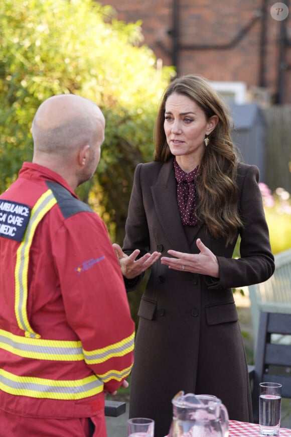 Par ce geste subtil, la princesse a adressé un beau message de solidarité et d'espoir.
La princesse de Galles s'entretient avec un secouriste de l'Air Ambulance lors d'une visite au centre communautaire de Southport pour rencontrer les secouristes et les familles des victimes de l'attaque au couteau qui a eu lieu à Southport au début de l'année. Bebe King, six ans, Elsie Dot Stancombe, sept ans, et Alice da Silva Aguiar, neuf ans, sont mortes après une attaque massive au couteau lors d'un cours de danse sur le thème de Taylor Swift dans la ville du Merseyside le 29 juillet. Southport, Royaume-Uni, le 10 octobre 2024. Photo par Danny Lawson/PA Wire/ABACAPRESS.COM