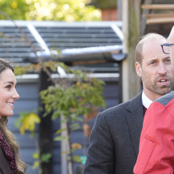 Le Prince et la Princesse de Galles s'entretiennent avec un secouriste de l'Air Ambulance lors d'une visite au centre communautaire de Southport pour rencontrer les secouristes et les familles des victimes de l'attaque au couteau qui a eu lieu à Southport au début de l'année. Bebe King, six ans, Elsie Dot Stancombe, sept ans, et Alice da Silva Aguiar, neuf ans, sont mortes après une attaque massive au couteau lors d'un cours de danse sur le thème de Taylor Swift dans la ville du Merseyside le 29 juillet. Southport, Royaume-Uni, le 10 octobre 2024. Photo par Danny Lawson/PA Wire/ABACAPRESS.COM