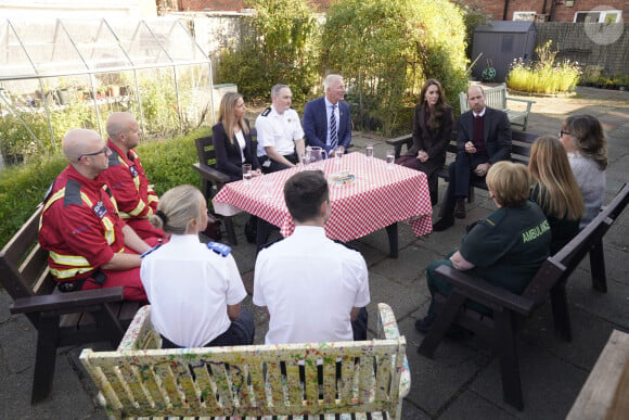 Accompagnée de William, elle a rencontré les familles des victimes pour leur exprimer son soutien.
Le Prince et la Princesse de Galles (en haut à droite) s'adressent à des membres des services d'urgence lors d'une visite au centre communautaire de Southport pour les premiers intervenants et les familles des victimes de l'attaque au couteau de Southport au début de l'année. Bebe King, six ans, Elsie Dot Stancombe, sept ans, et Alice da Silva Aguiar, neuf ans, sont mortes après avoir été poignardées lors d'un cours de danse sur le thème de Taylor Swift dans cette ville du Merseyside, le 29 juillet. Southport, Royaume-Uni, le 10 octobre 2024. Photo par Danny Lawson/PA Wire/ABACAPRESS.COM