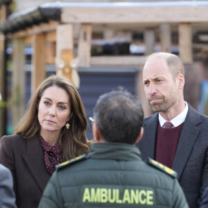 Elle a visité Southport, ville endeuillée par une attaque au couteau tragique en juillet dernier.
Le Prince et la Princesse de Galles s'adressent à des membres des services d'urgence lors d'une visite au centre communautaire de Southport pour rencontrer les secouristes et les familles des victimes de l'attaque au couteau de Southport au début de l'année. Bebe King, six ans, Elsie Dot Stancombe, sept ans, et Alice da Silva Aguiar, neuf ans, sont mortes après une attaque massive au couteau lors d'un cours de danse sur le thème de Taylor Swift dans la ville du Merseyside le 29 juillet. Southport, Royaume-Uni, le 10 octobre 2024. Photo par Danny Lawson/PA Wire/ABACAPRESS.COM