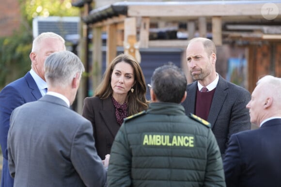 Elle a visité Southport, ville endeuillée par une attaque au couteau tragique en juillet dernier.
Le Prince et la Princesse de Galles s'adressent à des membres des services d'urgence lors d'une visite au centre communautaire de Southport pour rencontrer les secouristes et les familles des victimes de l'attaque au couteau de Southport au début de l'année. Bebe King, six ans, Elsie Dot Stancombe, sept ans, et Alice da Silva Aguiar, neuf ans, sont mortes après une attaque massive au couteau lors d'un cours de danse sur le thème de Taylor Swift dans la ville du Merseyside le 29 juillet. Southport, Royaume-Uni, le 10 octobre 2024. Photo par Danny Lawson/PA Wire/ABACAPRESS.COM