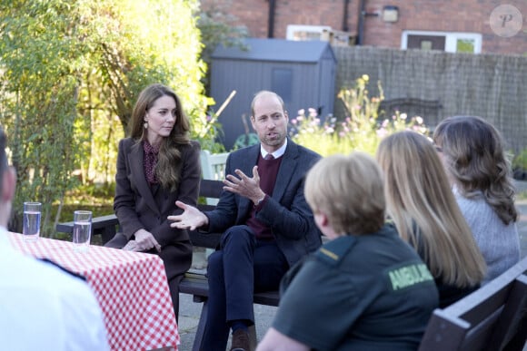 Le Prince et la Princesse de Galles s'adressent à des membres des services d'urgence lors d'une visite au centre communautaire de Southport pour rencontrer les secouristes et les familles des victimes de l'attaque au couteau de Southport au début de l'année. Bebe King, six ans, Elsie Dot Stancombe, sept ans, et Alice da Silva Aguiar, neuf ans, sont mortes après une attaque massive au couteau lors d'un cours de danse sur le thème de Taylor Swift dans la ville du Merseyside le 29 juillet. Southport, Royaume-Uni, le 10 octobre 2024. Photo par Danny Lawson/PA Wire/ABACAPRESS.COM