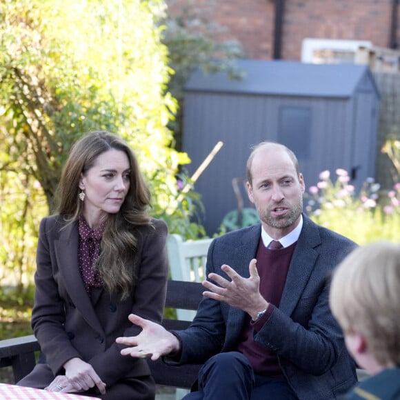 Le Prince et la Princesse de Galles s'adressent à des membres des services d'urgence lors d'une visite au centre communautaire de Southport pour rencontrer les secouristes et les familles des victimes de l'attaque au couteau de Southport au début de l'année. Bebe King, six ans, Elsie Dot Stancombe, sept ans, et Alice da Silva Aguiar, neuf ans, sont mortes après une attaque massive au couteau lors d'un cours de danse sur le thème de Taylor Swift dans la ville du Merseyside le 29 juillet. Southport, Royaume-Uni, le 10 octobre 2024. Photo par Danny Lawson/PA Wire/ABACAPRESS.COM