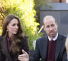 Kate portait des boucles d'oreilles en forme de fougères, une plante symbolique.
Le Prince et la Princesse de Galles s'adressent à des membres des services d'urgence lors d'une visite au centre communautaire de Southport pour rencontrer les secouristes et les familles des victimes de l'attaque au couteau de Southport au début de l'année. Bebe King, six ans, Elsie Dot Stancombe, sept ans, et Alice da Silva Aguiar, neuf ans, sont mortes après avoir été poignardées lors d'un cours de danse sur le thème de Taylor Swift dans cette ville du Merseyside, le 29 juillet. Southport, Royaume-Uni, le 10 octobre 2024. Photo par Danny Lawson/PA Wire/ABACAPRESS.COM