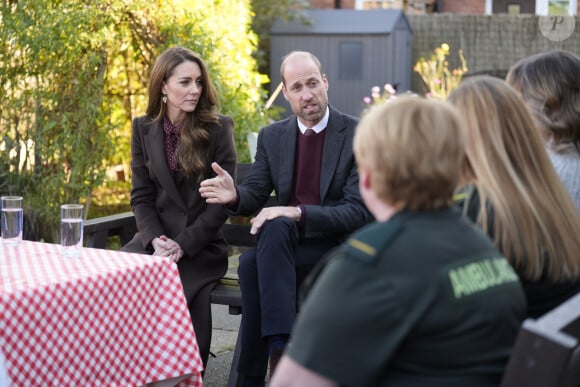 Kate portait des boucles d'oreilles en forme de fougères, une plante symbolique.
Le Prince et la Princesse de Galles s'adressent à des membres des services d'urgence lors d'une visite au centre communautaire de Southport pour rencontrer les secouristes et les familles des victimes de l'attaque au couteau de Southport au début de l'année. Bebe King, six ans, Elsie Dot Stancombe, sept ans, et Alice da Silva Aguiar, neuf ans, sont mortes après avoir été poignardées lors d'un cours de danse sur le thème de Taylor Swift dans cette ville du Merseyside, le 29 juillet. Southport, Royaume-Uni, le 10 octobre 2024. Photo par Danny Lawson/PA Wire/ABACAPRESS.COM