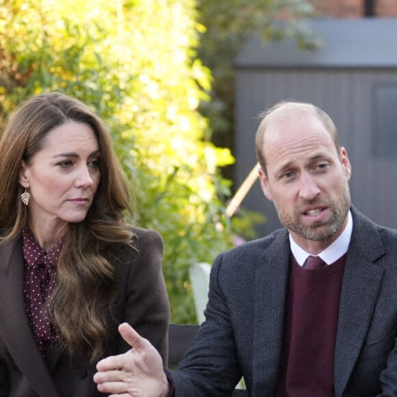 Kate portait des boucles d'oreilles en forme de fougères, une plante symbolique.
Le Prince et la Princesse de Galles s'adressent à des membres des services d'urgence lors d'une visite au centre communautaire de Southport pour rencontrer les secouristes et les familles des victimes de l'attaque au couteau de Southport au début de l'année. Bebe King, six ans, Elsie Dot Stancombe, sept ans, et Alice da Silva Aguiar, neuf ans, sont mortes après avoir été poignardées lors d'un cours de danse sur le thème de Taylor Swift dans cette ville du Merseyside, le 29 juillet. Southport, Royaume-Uni, le 10 octobre 2024. Photo par Danny Lawson/PA Wire/ABACAPRESS.COM