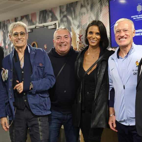 Séance très spéciale à Clairefontaine !
Exclusif - Guy Stephan, Pierre Louis Arnal, Olivier Delbosc, Gerard Lanvin, Fabien Onteniente, Tamara Marthe aka Shy'm, Didier Deschamps et Philippe Diallo lors de la présentation du film "4 Zéros" aux joueurs de l'équipe de France à Clairefontaine © Alain Guizard/ABACAPRESS.COM