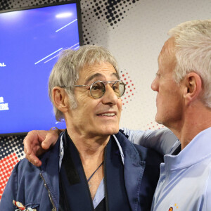 Une séance de cinéma très chaleureuse à laquelle Didier Deschamps a répondu présent
Exclusif - Gérard Lanvin et Didier Deschamps lors de la présentation du film "4 Zéros" aux joueurs de l'équipe de France à Clairefontaine le 8 octobre 2024 © Alain Guizard/ABACAPRESS.COM