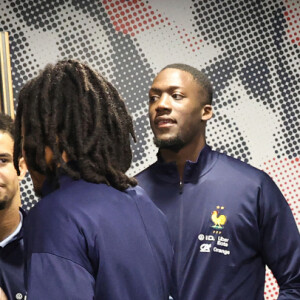 Exclusif - Fabien Onteniente et Ousmane Dembélé lors de la présentation du film "4 Zéros" aux joueurs de l'équipe de France à Clairefontaine le 8 octobre 2024 © Alain Guizard/ABACAPRESS.COM