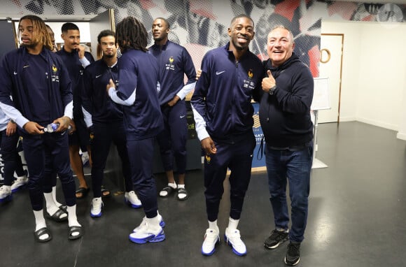 Exclusif - Fabien Onteniente et Ousmane Dembélé lors de la présentation du film "4 Zéros" aux joueurs de l'équipe de France à Clairefontaine le 8 octobre 2024 © Alain Guizard/ABACAPRESS.COM