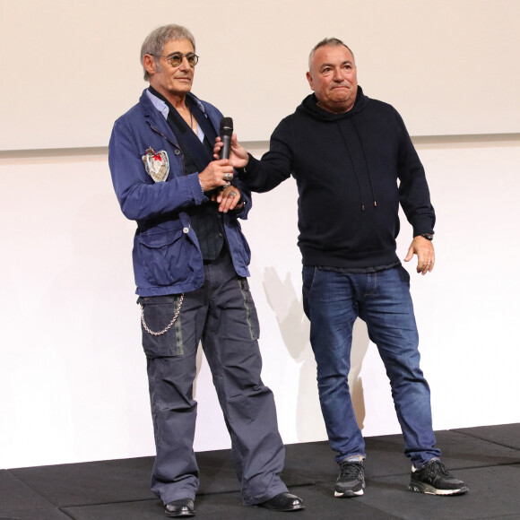 Exclusif - Gérard Lanvin, Fabien Onteniente et Shy'm lors de la présentation du film "4 Zéros" aux joueurs de l'équipe de France à Clairefontaine le 8 octobre 2024 © Alain Guizard/ABACAPRESS.COM