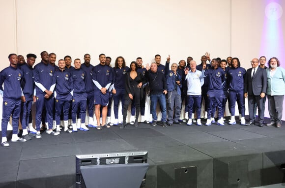 L'équipe de France pose avec l'équipe du film "Quatre Zéros" lors de la projection de la comédie de Fabien Onteniente à Clairefontaine le 8 octobre 2024 ©Alain Guizard/Abacapress