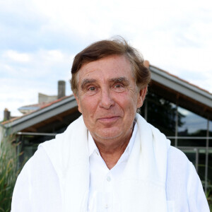 Mais samedi, il a fait une infidélité à la chaîne en jouant dans le téléfilm de France 3, Meurtre sur la Côte bleue
Exclusif - Jean-Pierre Foucault au Château Duhart-Milon à Pauillac en Gironde, le 11 juillet 2024. - Festival International du Film en Médoc " Les Vendanges du 7ème Art" à Pauillac. © Jean-Marc Lhomer/Bestimage