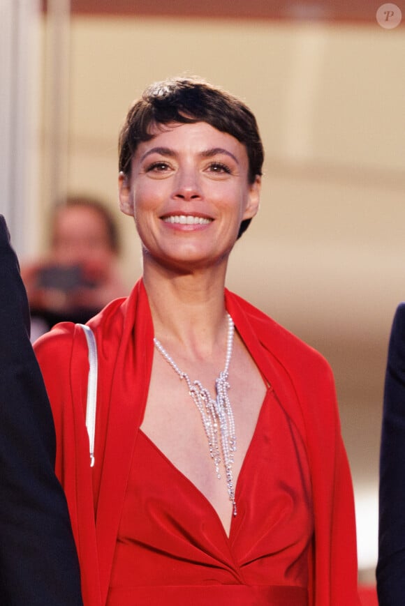 Bérénice Bejo - Descente des marches du film " La plus précieuse des marchandises " lors du 77ème Festival International du Film de Cannes, au Palais des Festivals à Cannes. Le 24 mai 2024 © Jacovides-Moreau / Bestimage 