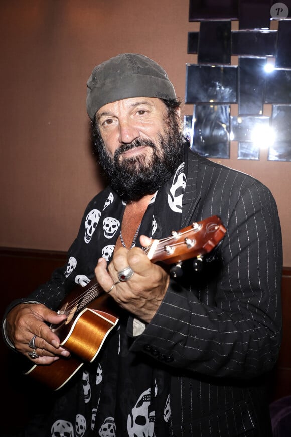 Une chanson dont l'instigateur est Francis Lalanne

Exclusif - Francis Lalanne lors du lancement de la saison des soirées Christian Lebon au bar Le Biz à Paris. Le 24 septembre 2024 © Cédric Perrin / Bestimage