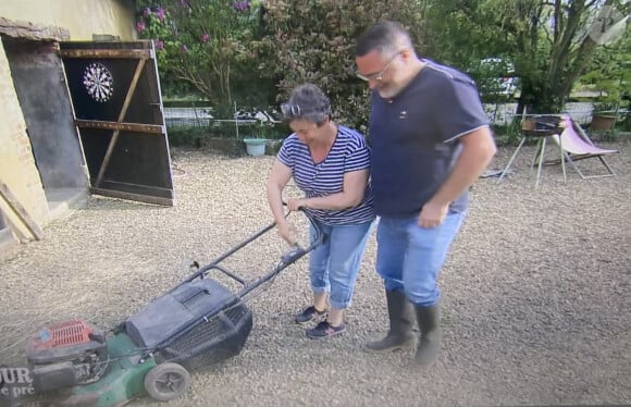 Manuela perd un de ses prétendants, Didier, dans "L'amour est dans le pré". M6