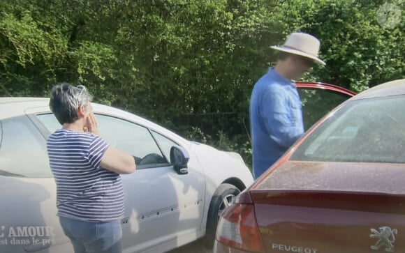 L'agricultrice en quête de trouver la perle rare va perdre l'un de ses deux prétendants.
Manuela perd un de ses prétendants, Didier, dans "L'amour est dans le pré". M6