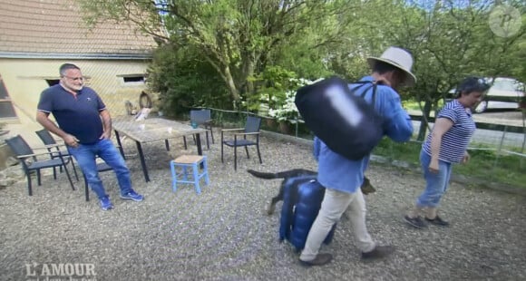 "Je me dis qu'il faut faire marche arrière et donc je me retire. J'ai vraiment envie de partir", ne s'est donc plus retenu Didier.
Manuela perd un de ses prétendants, Didier, dans "L'amour est dans le pré". M6