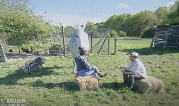 Manuela perd un de ses prétendants, Didier, dans "L'amour est dans le pré". M6