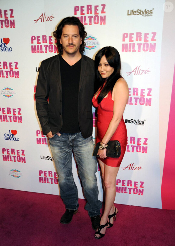 Shannen Doherty et son petit-ami Kurt Iswarienko lors de la fête d'anniversaire des 32 ans de Perez Hilton au Paramount Studios à Hollywood le 27 mars 2010