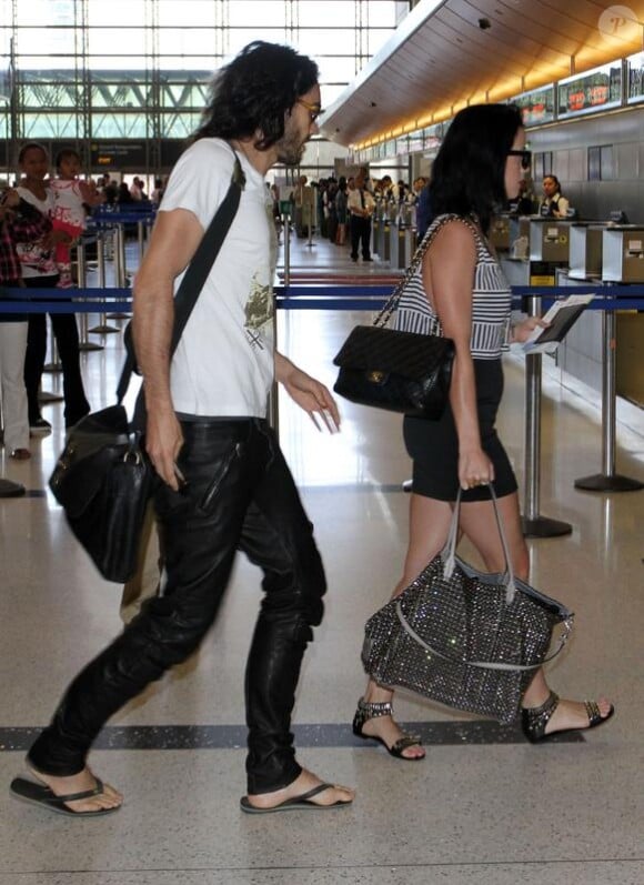 Katy Perry et son fiancé Russell Brand à l'aéroport Lax deLos Angeles le 28 mars 2010