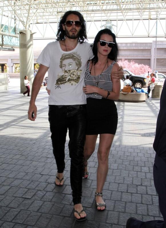 Katy Perry et son fiancé Russell Brand à l'aéroport Lax deLos Angeles le 28 mars 2010