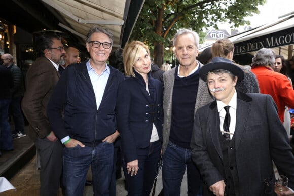 Catherine Mathivat (présidente de la brasserie les Deux Magots), Bernard de La Villardière, Karine Fauvet et Alain Marschall lors de la soirée des 140 ans de légende des Deux Magots et vernissage de l'exposition "140 ans d'esprits créatifs à Saint-Germain-des-Prés" à Paris le 29 avril 2024. © Cédric Perrin / Bestimage 