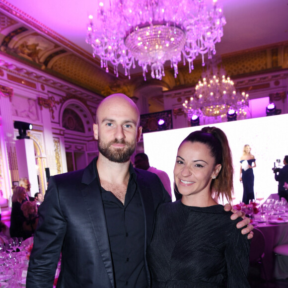 Denitsa Ikonomova (enceinte) et son compagnon François Alu - Photocall du 5ème gala de charité de l'association "Les Bonnes Fées" à l'occasion de la campagne mondiale "Octobre Rose" à l'hôtel Peninsula, Paris le 3 octobre 2024. © Rachid Bellak/Bestimage