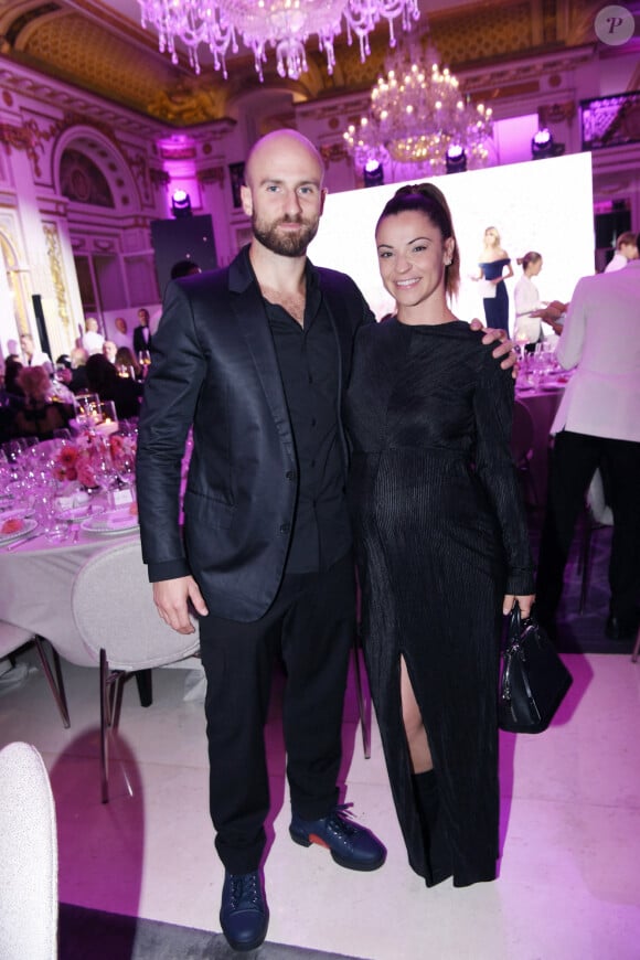 Denitsa Ikonomova (enceinte) et son compagnon François Alu - Photocall du 5ème gala de charité de l'association "Les Bonnes Fées" à l'occasion de la campagne mondiale "Octobre Rose" à l'hôtel Peninsula, Paris le 3 octobre 2024. © Rachid Bellak/Bestimage