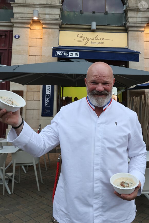 Le chef Philippe Etchebest décline son plat "Signature" en mode street food au sein du Pop Up Club à Bordeaux le 11 septembre 2023. © Fabien Cottereau / Bestimage