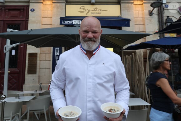 Dans un pays situé à l'Est de l'Europe 
Le chef Philippe Etchebest décline son plat "Signature" en mode street food au sein du Pop Up Club à Bordeaux le 11 septembre 2023. © Fabien Cottereau / Bestimage.