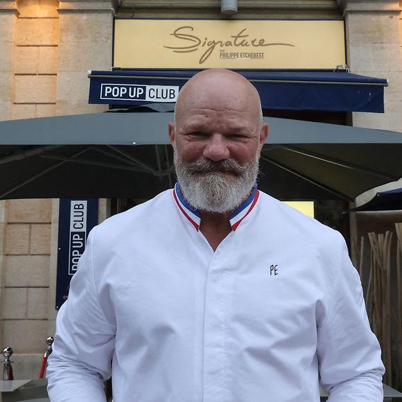 Dans un pays situé à l'Est de l'Europe 
Le chef Philippe Etchebest décline son plat "Signature" en mode street food au sein du Pop Up Club à Bordeaux le 11 septembre 2023. © Fabien Cottereau / Bestimage.