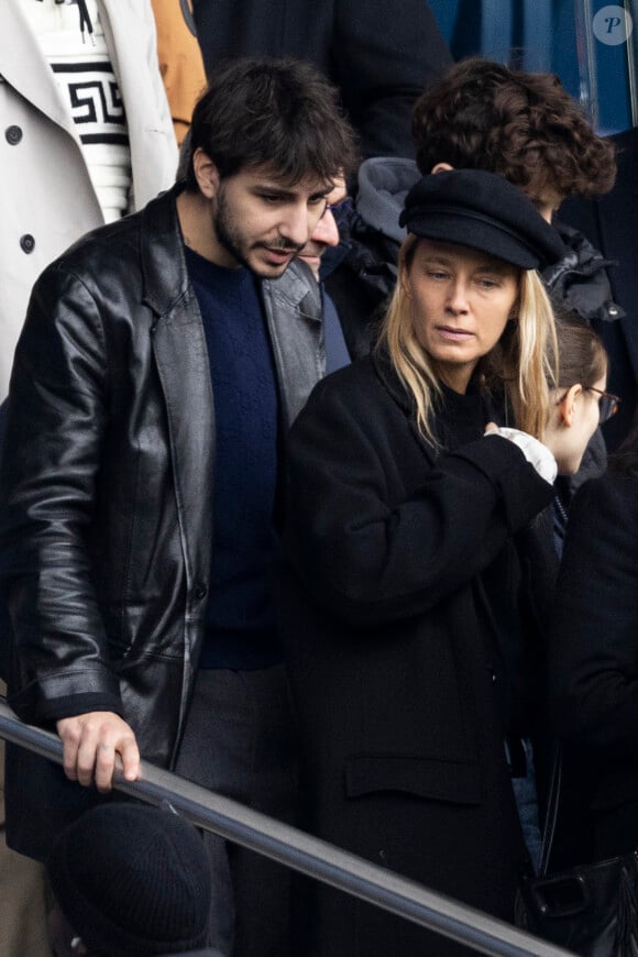 Et malgré le mariage, l'amour est plus que jamais au rendez-vous
Ben Attal et sa femme Jordane Crantelle - Personnalités dans les tribunes du match de football en ligue 1 Uber Eats PSG / Reims au Parc des Princes à Paris le 10 mars 2024. 