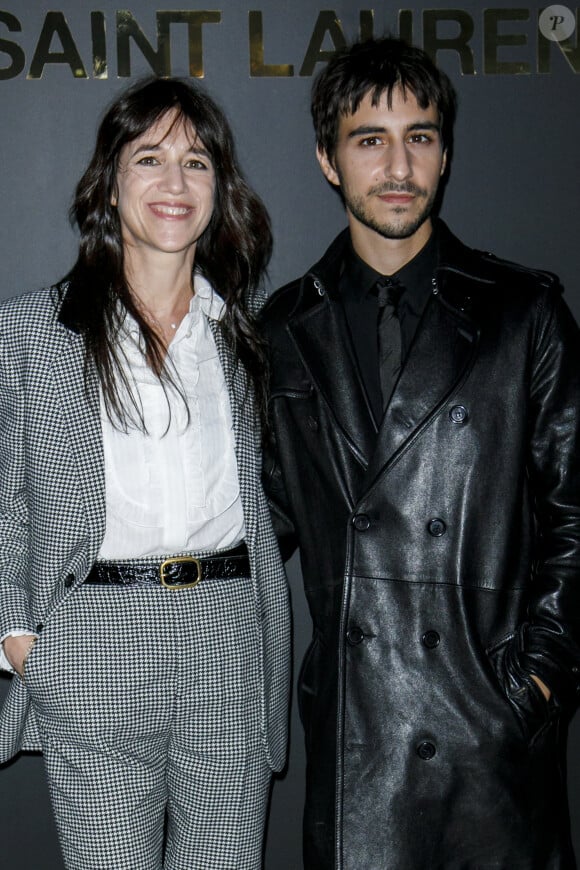 Charlotte Gainsbourg et son fils Ben Attal - Photocall du défilé Saint Laurent collection Printemps-Eté 2022 lors de la fashion week à Paris, le 28 septembre 2021. © Olivier Borde/Bestimage 