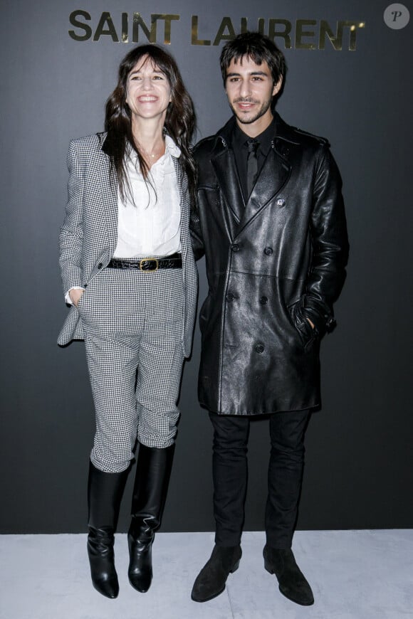 Charlotte Gainsbourg et son fils Ben Attal - Photocall du défilé Saint Laurent collection Printemps-Eté 2022 lors de la fashion week à Paris, le 28 septembre 2021. © Olivier Borde/Bestimage 