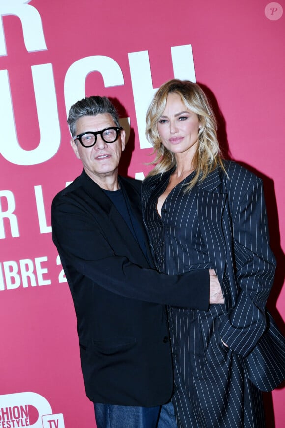 Marc Lavoine et sa compagne Adriana Karembeu au photocall du "concerto pour la paix" de Omar Harfouch au Théâtre des Champs-Elysées à Paris le 18 septembre 2024. © Rachid Bellak / Bestimage