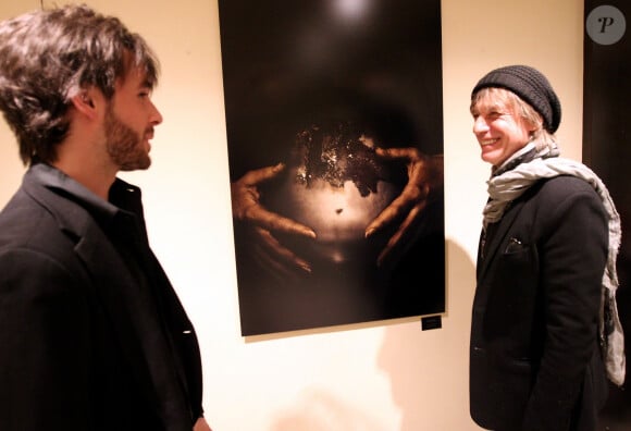 Exclusif - Jean-Louis Aubert au vernissage de l'exposition de son fils Arthur à l'hôtel Majestic à Cannes. Un Aubert peut en cacher un autre, mais pas indéfiniment. Le jour s'est levé sur un autre monde - musical - que celui de Jean-Louis Aubert : celui, d'une force visuelle impressionnante, de son fils Arthur