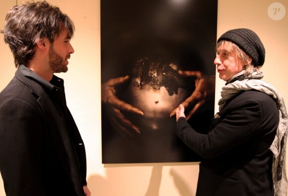 Exclusif - Jean-Louis Aubert au vernissage de l'exposition de son fils Arthur à l'hôtel Majestic à Cannes. Un Aubert peut en cacher un autre, mais pas indéfiniment. Le jour s'est levé sur un autre monde - musical - que celui de Jean-Louis Aubert : celui, d'une force visuelle impressionnante, de son fils Arthur 