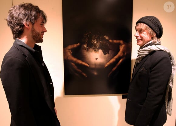 Cette même année, Jean-Louis Aubert est devenu le père d'un petit garçon prénommé Arthur
Exclusif - Jean-Louis Aubert au vernissage de l'exposition de son fils Arthur à l'hôtel Majestic à Cannes. Un Aubert peut en cacher un autre, mais pas indéfiniment. Le jour s'est levé sur un autre monde - musical - que celui de Jean-Louis Aubert : celui, d'une force visuelle impressionnante, de son fils Arthur 