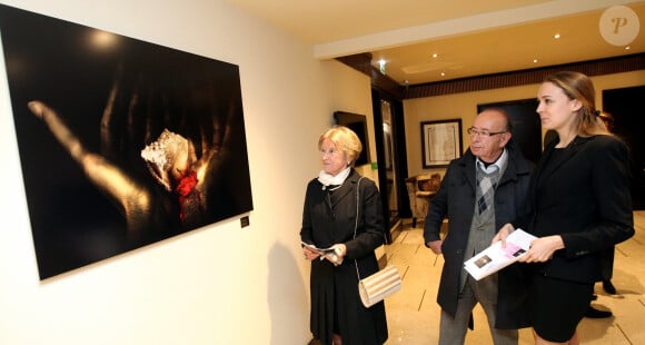 Exclusif - Jean-Louis Aubert au vernissage de l'exposition de son fils Arthur à l'hôtel Majestic à Cannes. Un Aubert peut en cacher un autre, mais pas indéfiniment. Le jour s'est levé sur un autre monde - musical - que celui de Jean-Louis Aubert : celui, d'une force visuelle impressionnante, de son fils Arthur