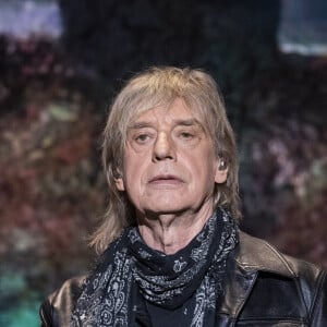 Le musicien s'est révélé au grand public au sein du groupe Téléphone
Exclusif - Jean-Louis Aubert - Enregistrement de l'émission "Joyeux anniversaire Renaud" au Dôme de Paris, diffusée le 10 mai sur France 2 © Cyril Moreau / Bestimage Pour marquer son grand retour, Renaud sera en exclusivité sur France 2 pour une soirée événement qui s'annonce aussi unique qu'exceptionnelle. Rare à la télévision, chacune de ses apparitions est attendue par ses nombreux fans et le grand public. Avec 27 albums, 20 millions de disques vendus et 6 Victoires de la musique, Renaud est un artiste incontournable de la chanson française. A l'occasion de son 70e anniversaire et de la sortie de son nouvel album, Métèque, dans lequel il revisite 13 grandes chansons de la musique française, Renaud nous offre un show exceptionnel ! Dans Joyeux Anniversaire Renaud, sur la scène du Dôme de Paris, il chantera en exclusivité plusieurs titres de son nouvel opus et partagera la scène avec ses amis lors de duos créés uniquement pour cette soirée. Ils interpréteront ainsi quelques-uns de ses titres les plus emblématiques. Au fil de la soirée, en présence de Renaud, de nombreux artistes viendront chanter ses plus grands succès. De Mistral gagnant à Morgane de toi, de Manu à Manhattan Kaboul en passant par Dès que le vent soufflera, Mon beauf ou bien encore En cloque, nous allons vivre une grande soirée de partage et de musique avec cet artiste iconique. L'acteur J.P.Rouve, ami intime de Renaud, en véritable conteur, nous apportera un éclairage émouvant et espiègle sur l'histoire de ces tubes mythiques grâce la diffusion d'archives rares. 